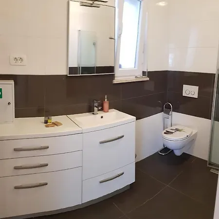 Apartament Una *
